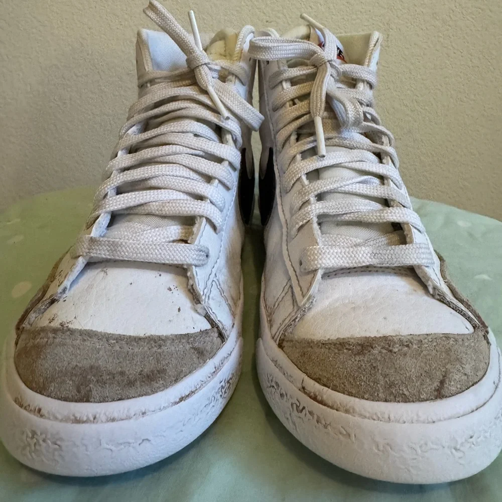 Nike Blazer Mid '77 Vintage sneakers in the white and black Big Kids size 4